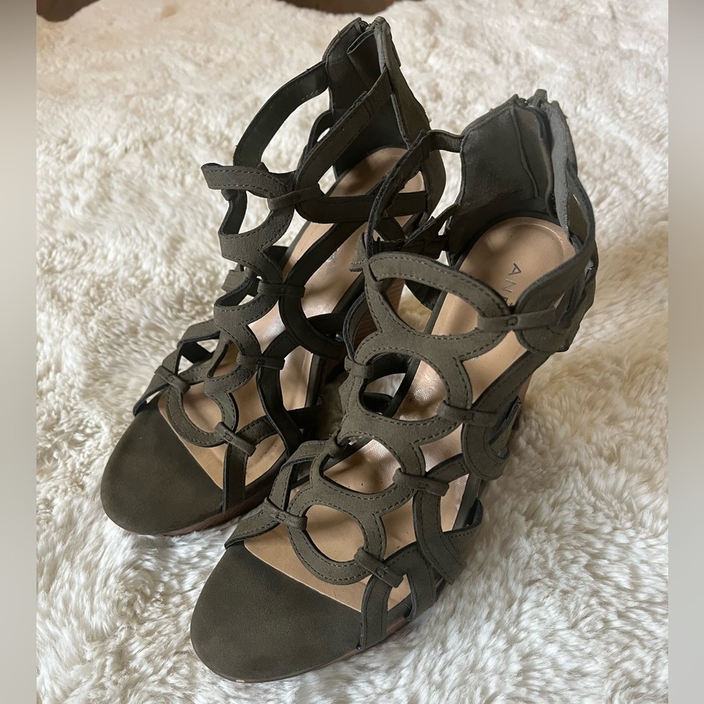 Andiamo strappy olive green wedges size 8.5M